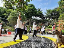 All employees of BPS Kab. Banjarnegara Conducts Healthy Gymnastics Activities at Taman Surya Yudha 